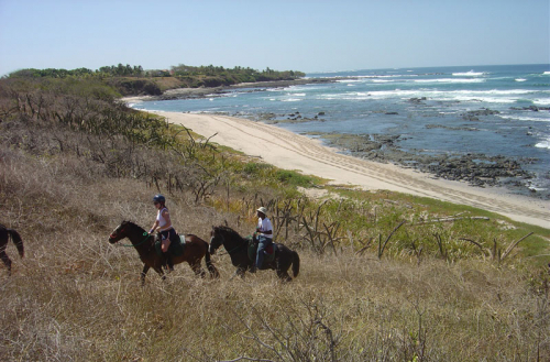 Horseback riding vacations in Costa Rica. / Die Schönheiten von Costa Ricas Küste auf dem Pferderücken entdecken.
